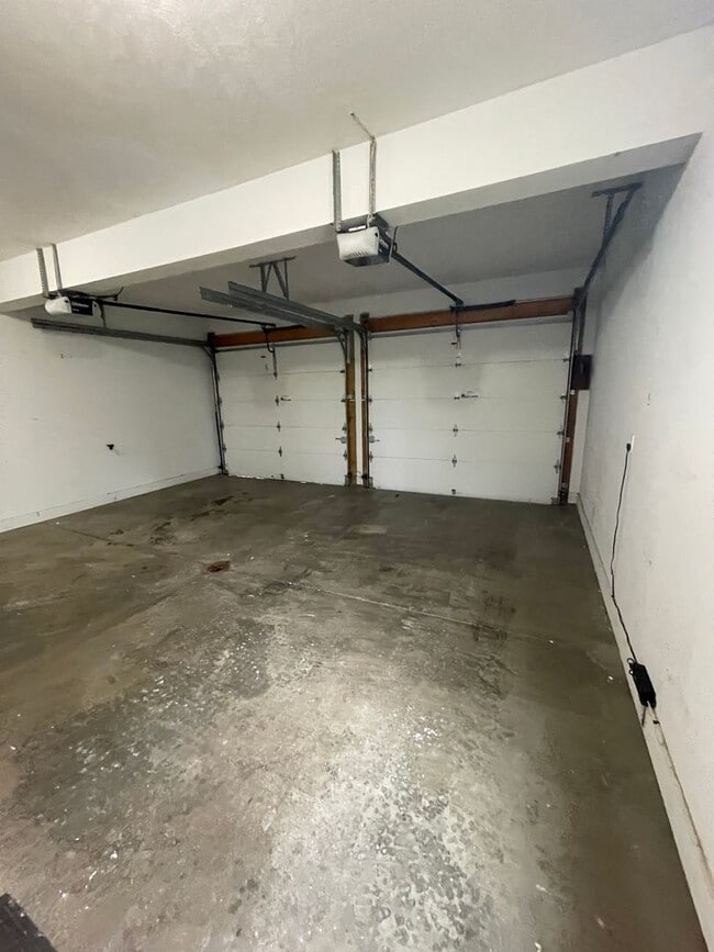 Building Photo - Beautiful custom built 5 bed 4 bath home with finished basement ready for you to move-in!