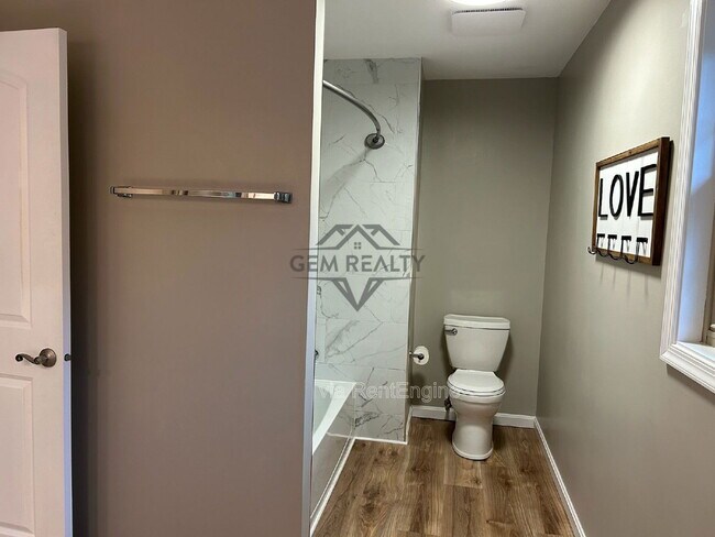 Building Photo - 100 Kendallwood Dr