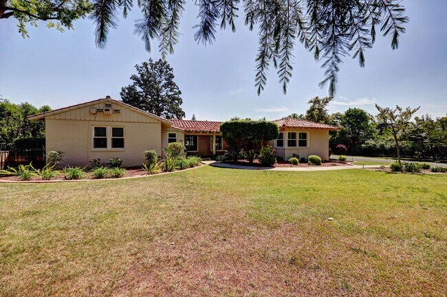 Building Photo - Large Old Fig Home