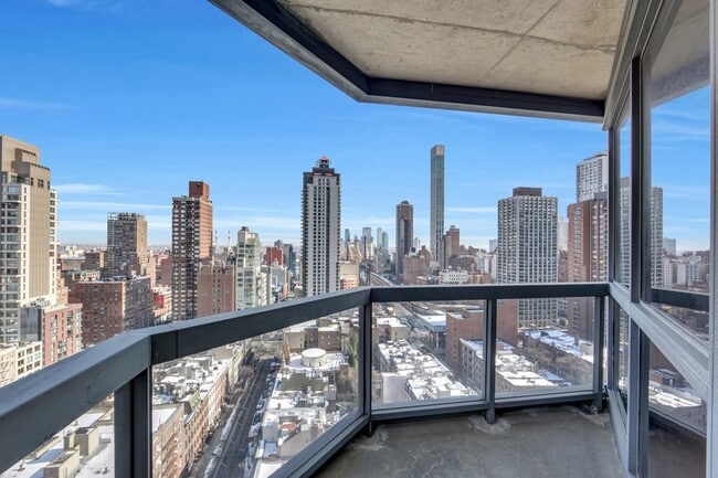 Building Photo - 200 E 61st St