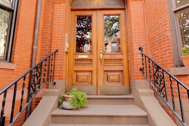 Building Photo - 256 W Newton St