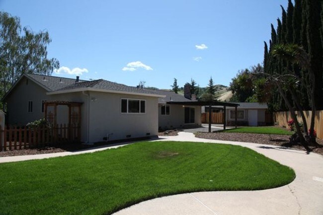 Building Photo - 2308 Wildwood Ct