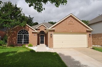 Building Photo - Lovely 3-bed, 2-bath home in North Fort Wo...