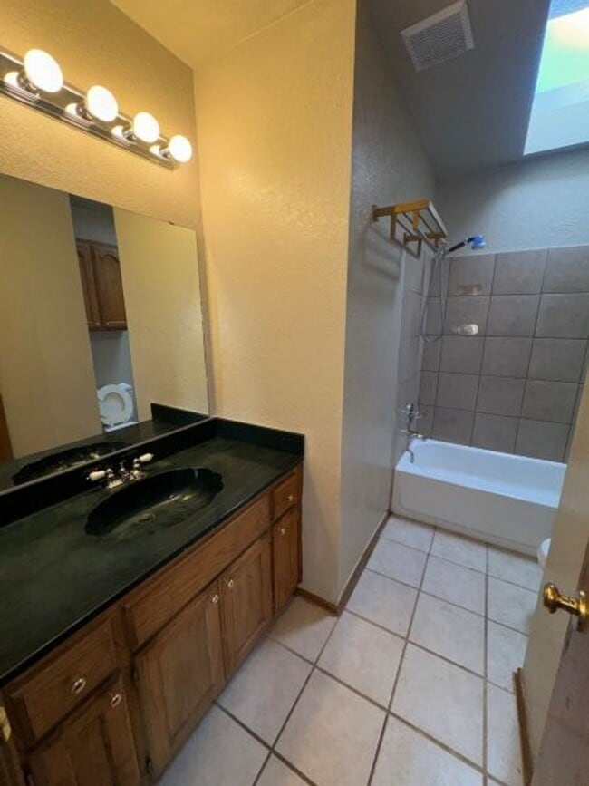 Building Photo - 4 bed 2story, 2 full baths, fenced yard, i...