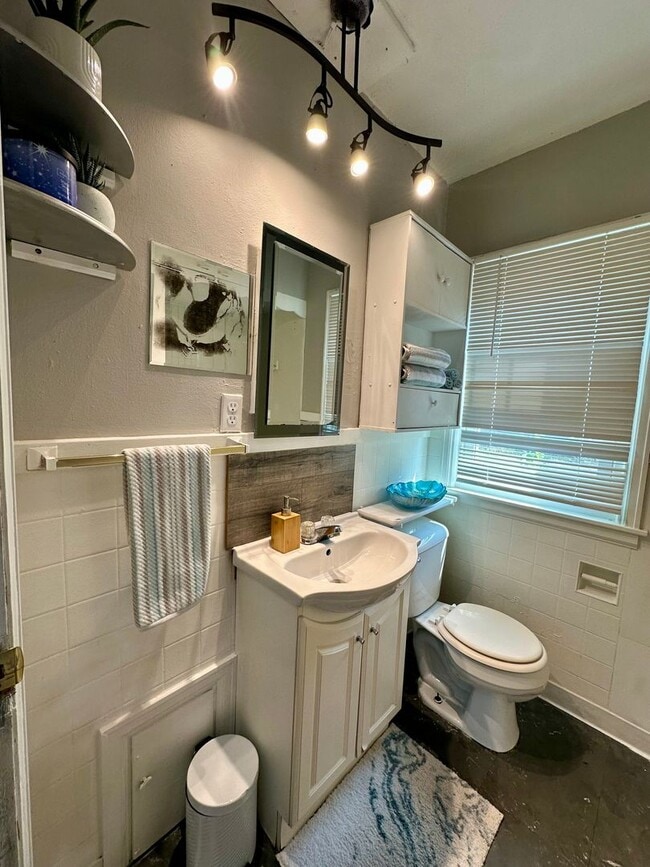Building Photo - 3 bed, 1 bath home for rent in Waterloo
