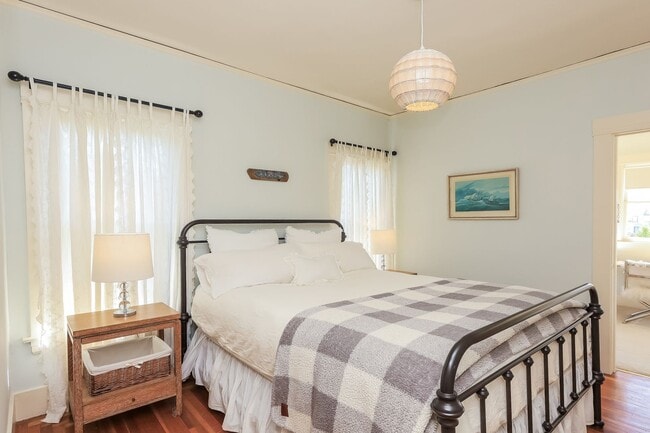 Building Photo - Furnished 1920 Craftsman Bungalow Available In The Dimond District!