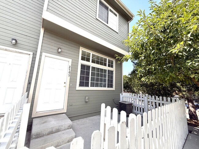 Building Photo - Gorgeous 3 bed/2.5 bath townhome in Welby ...