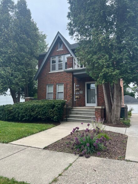 Front of house and entry - 166 Jewell St