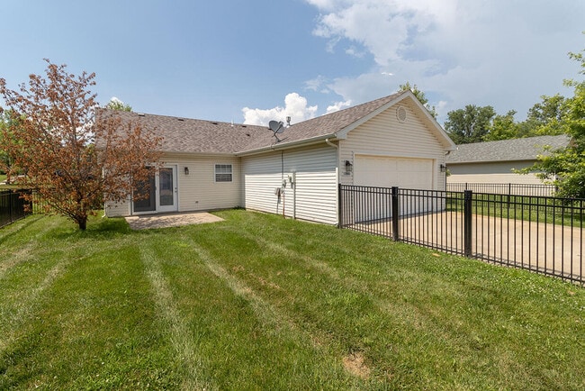 Building Photo - 1880 Field St