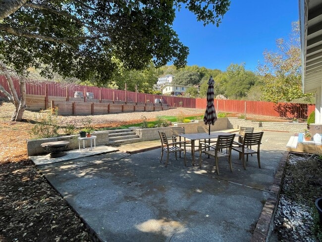 Building Photo - Gorgeous three bedroom two bathroom home with large backyard for rent!