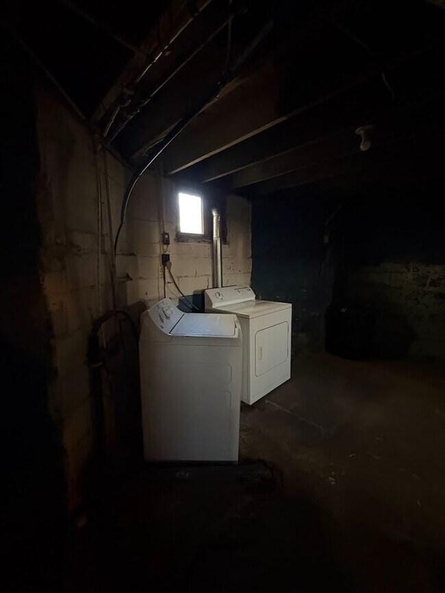 Building Photo - Two bedroom one bathroom 1st level for rent