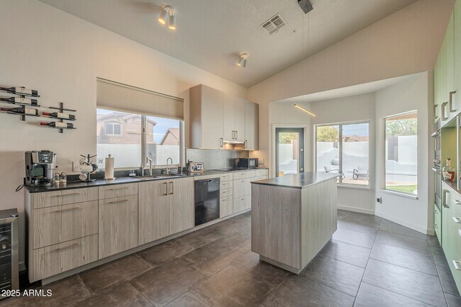 Building Photo - 9102 E Siesta Ln