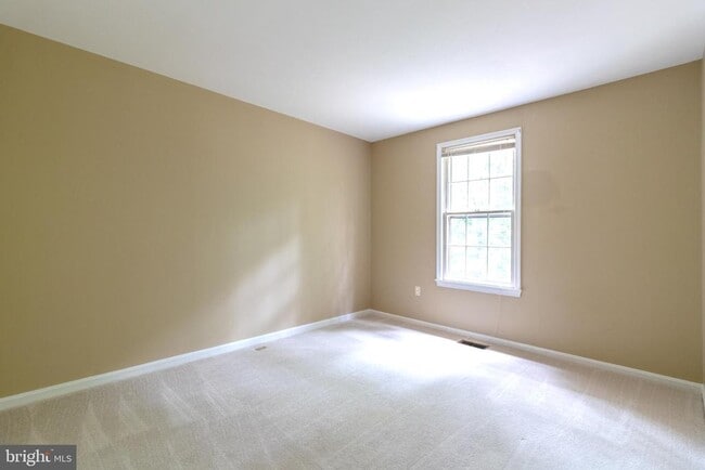 Building Photo - 4796 Gainsborough Dr