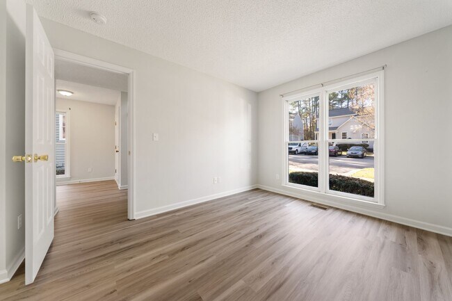 Building Photo - Beautiful Renovated Townhouse in Popular Raleigh Golf Course Community!