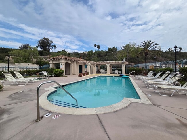 Building Photo - Adorable Rancho Del Oro Condo!