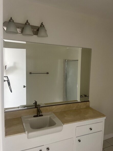 Building Photo - 53 Suffolk Ave