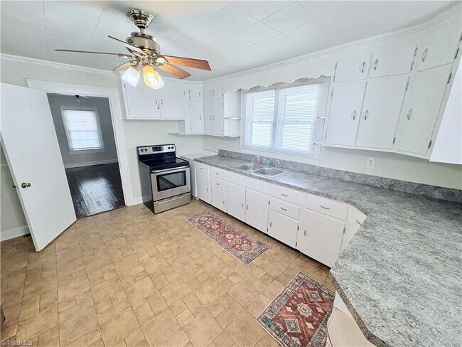 Building Photo - Updated 2 bedroom with beautiful Hardwood Floors!