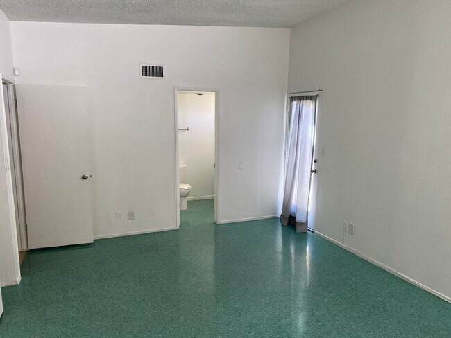Building Photo - 3328 Seneca Dr