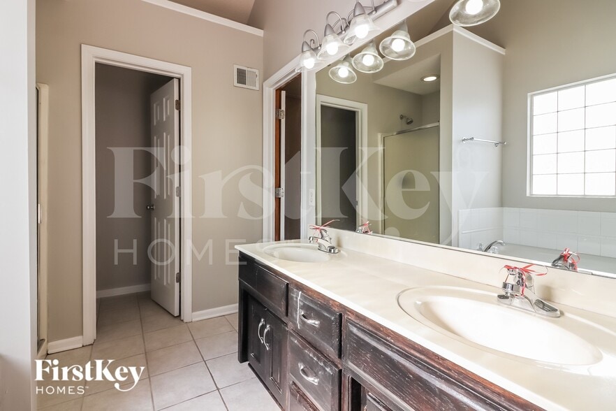 Building Photo - 1605 Cove Dr