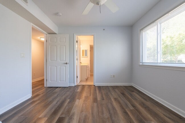 Building Photo - MOVE IN READY 2-bedroom in Virginia Beach!