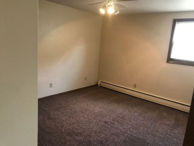 Building Photo - Forestview 1 Bedroom Lower Unit