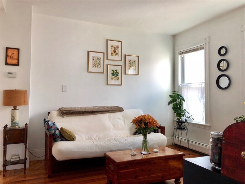 Primary Photo - 104 Pine St
