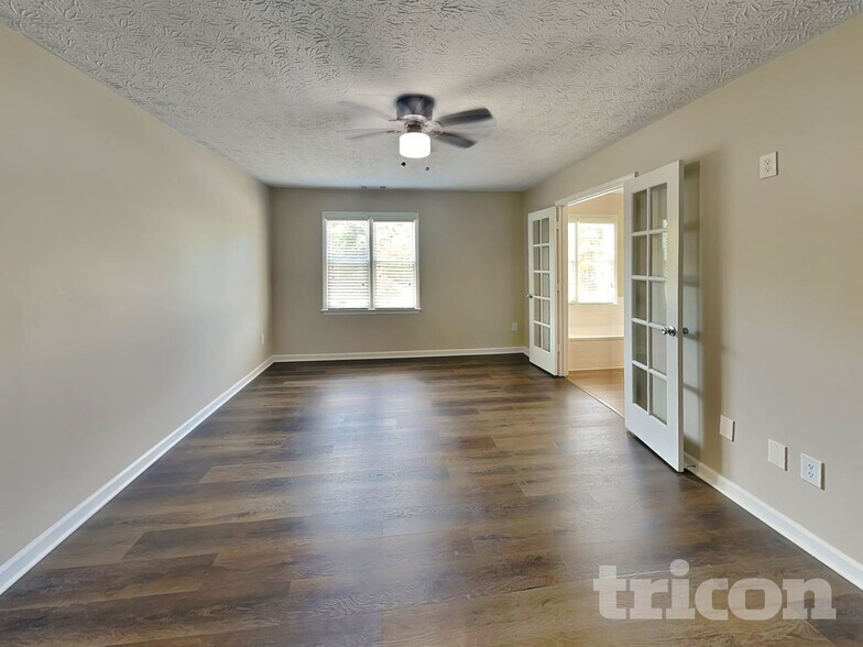 Building Photo - 985 Brookmont Dr S W