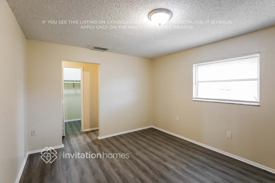 Building Photo - 11450 NW 35th Pl