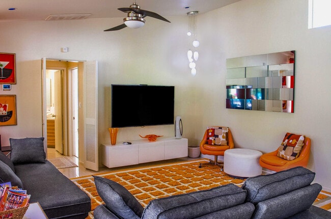 Building Photo - 1423 E San Lorenzo Rd