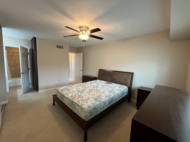Building Photo - Senior community w/pool, spa, pickle ball ...