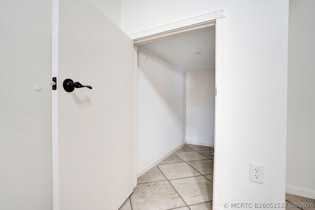 Building Photo - 606 W Circle Dr