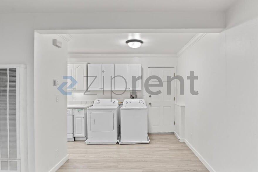 Building Photo - Unit A