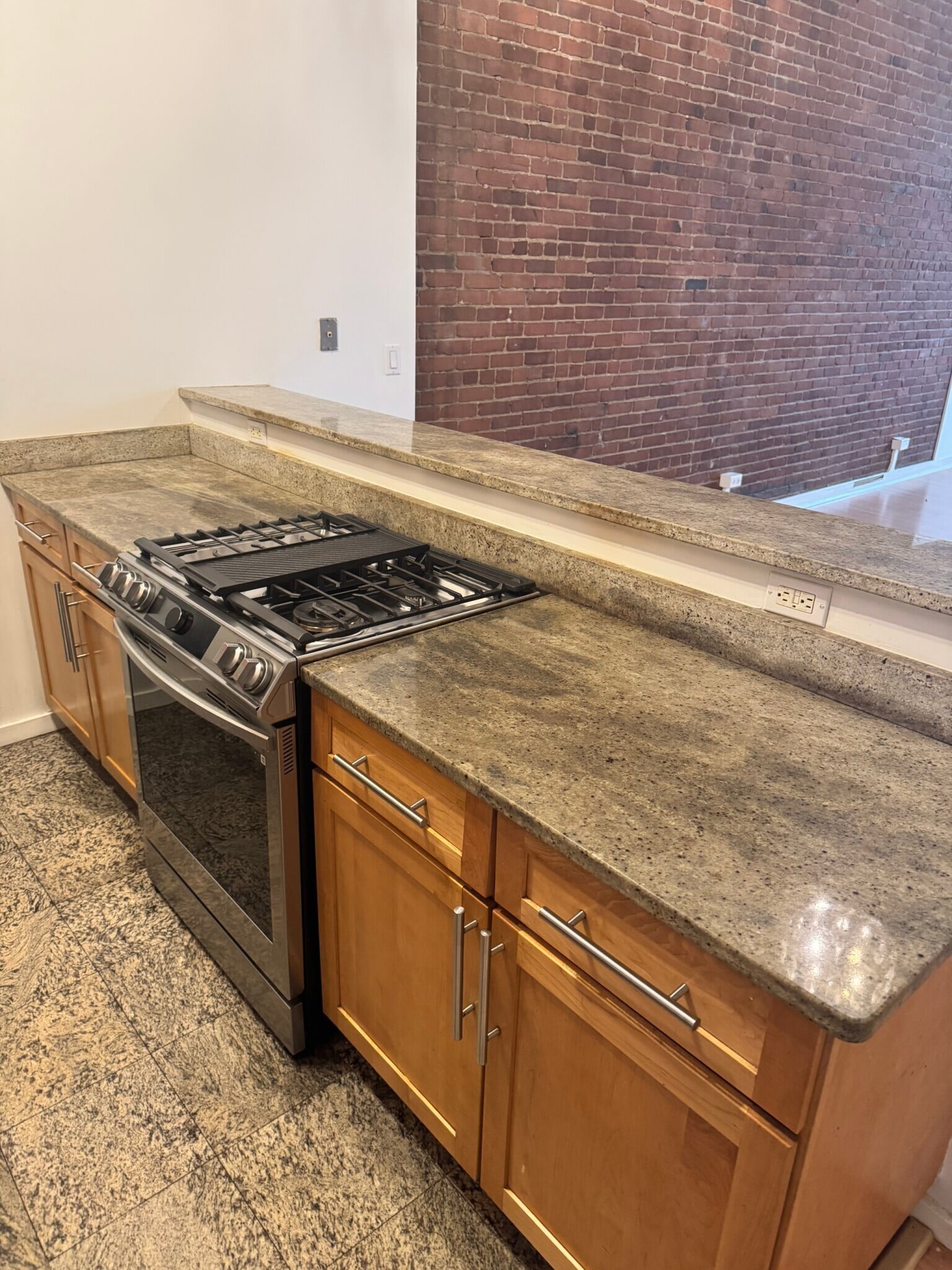 Building Photo - 254 Friend St