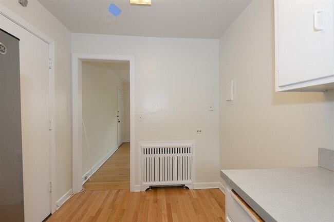 Building Photo - 1402 Hinman Ave