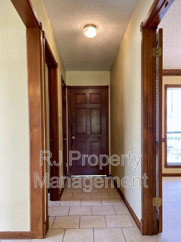 Building Photo - 421 Griffon Dr