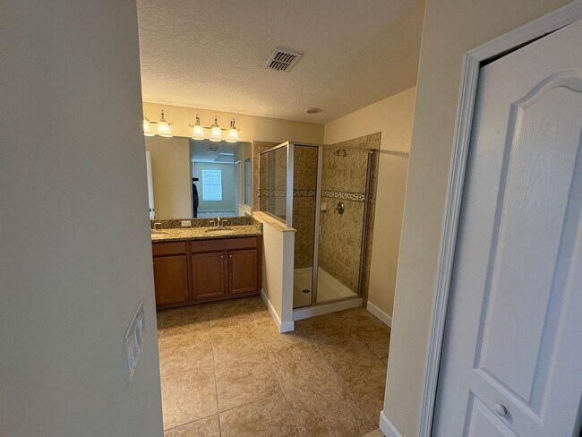 Building Photo - 6 BEDROOM + LOFT, 3 BATH HOME INDEPENDENCE...