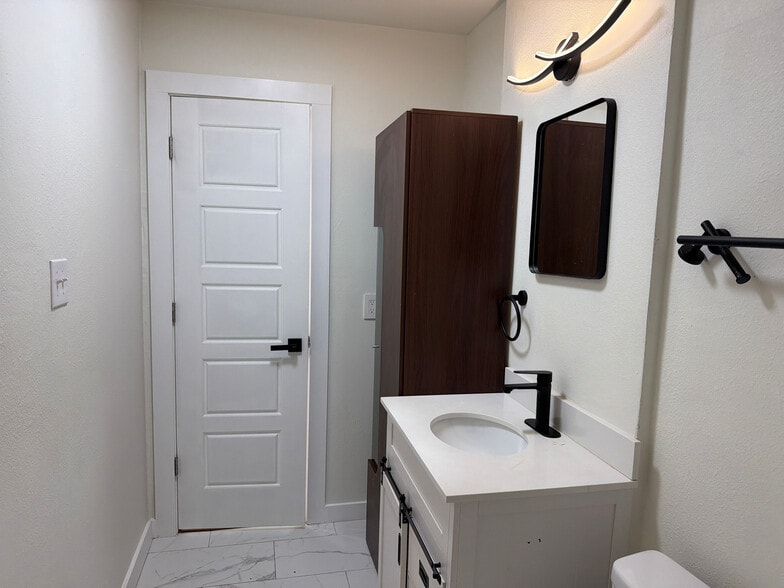 Building Photo - Room in House on Rockridge Dr