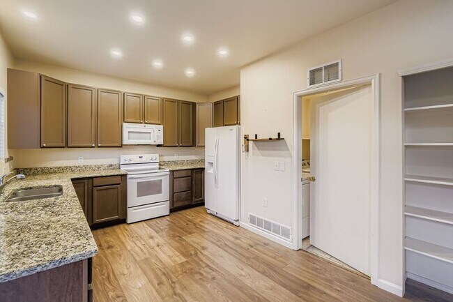 Building Photo - 2222 Woodpark Dr