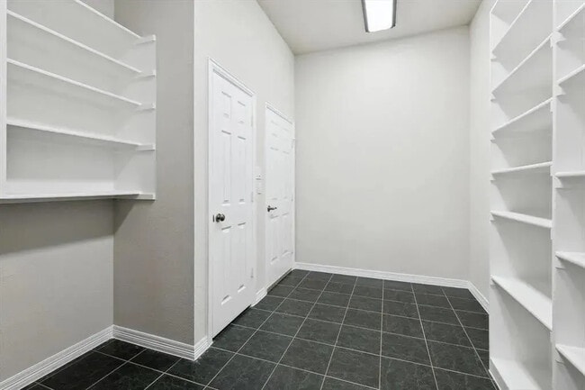 Building Photo - 6116 Country Hills Ct