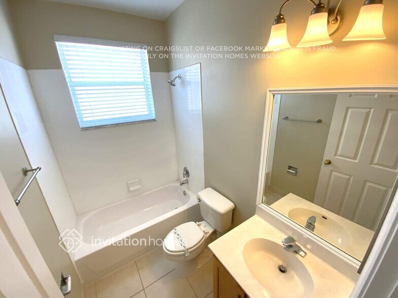 Building Photo - 9549 Lago Dr