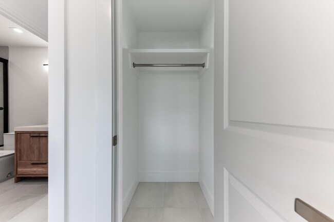 Building Photo - 300 53rd St