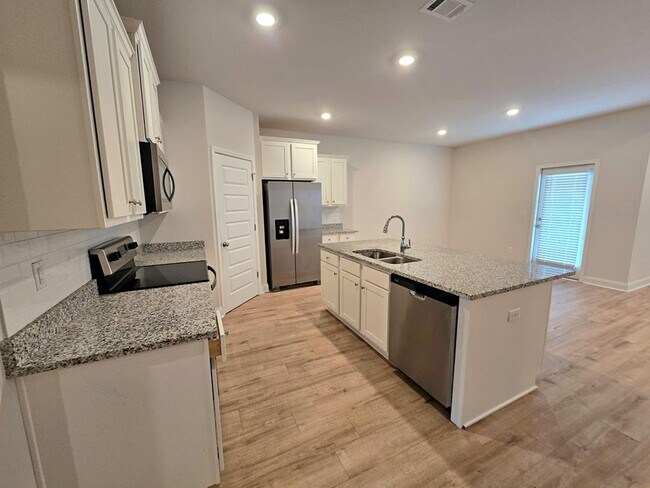Building Photo - Elegant 4-Bedroom Lake Park Home with Open Layout, Modern Finishes, and Fenced Yard