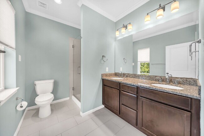 Building Photo - Nestled in the heart of Creekside Park - T...