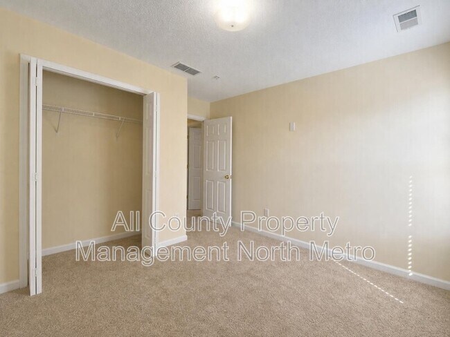 Building Photo - 135 Primrose Dr