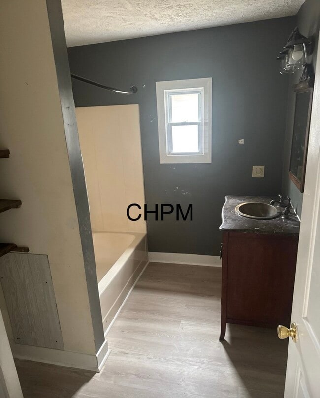 Building Photo - 916 Maple St