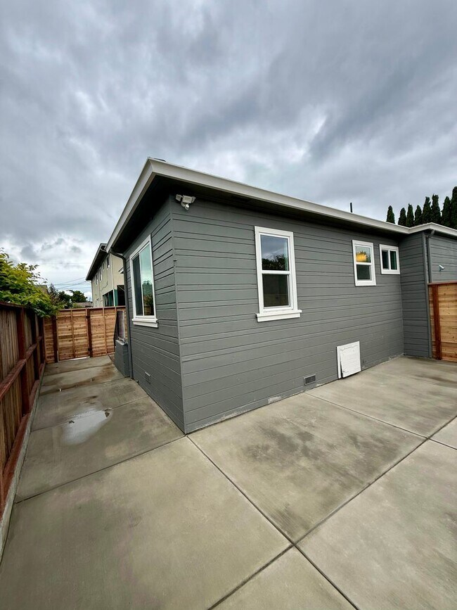 Building Photo - Completely Remodeled Single Family House!