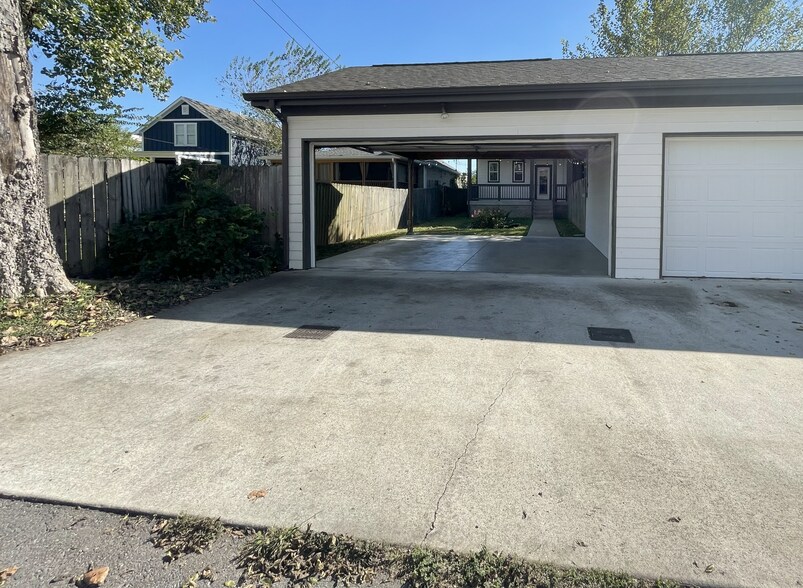 Plenty of Parking - 5410A California Ave