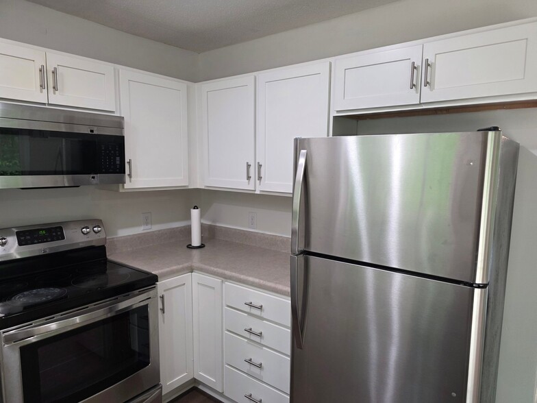 Building Photo - 25 Sylvias Way