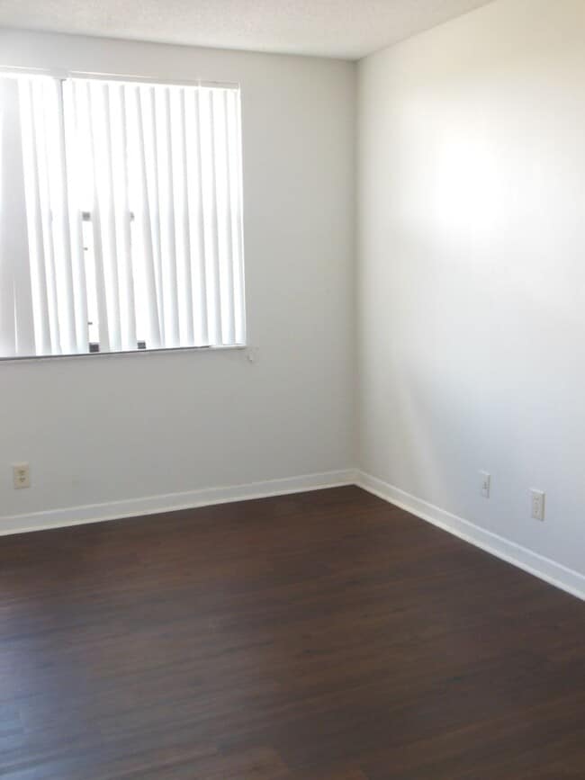 Building Photo - TWO BEDROOM TWO BATHROOM!!  WATERFRONT COMMUNITY
