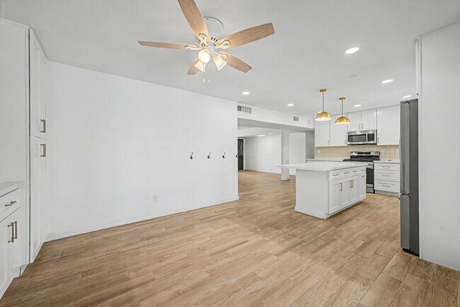 Building Photo - 3922 E Sahuaro Dr